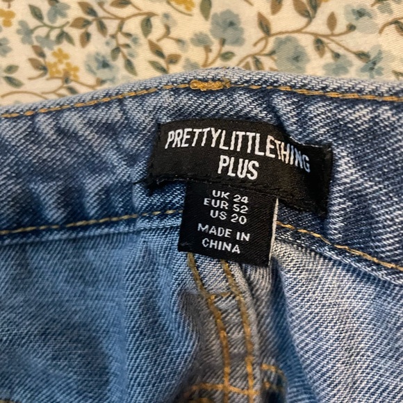 Pretty Little Baggy Jeans - Picture 2 of 3
